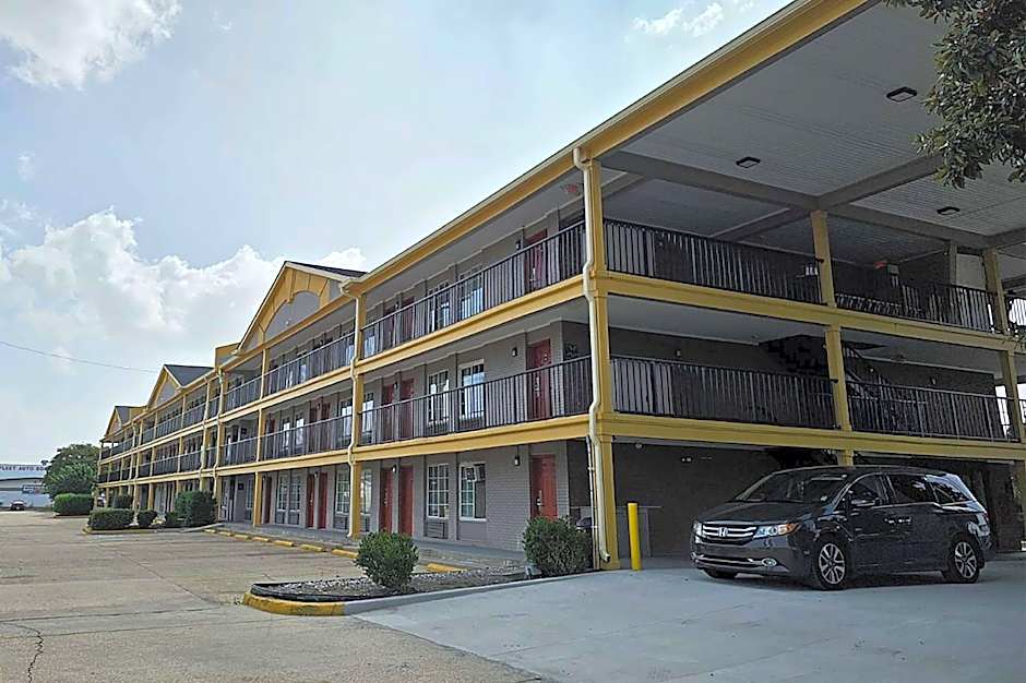 Super 8 by Wyndham Metairie