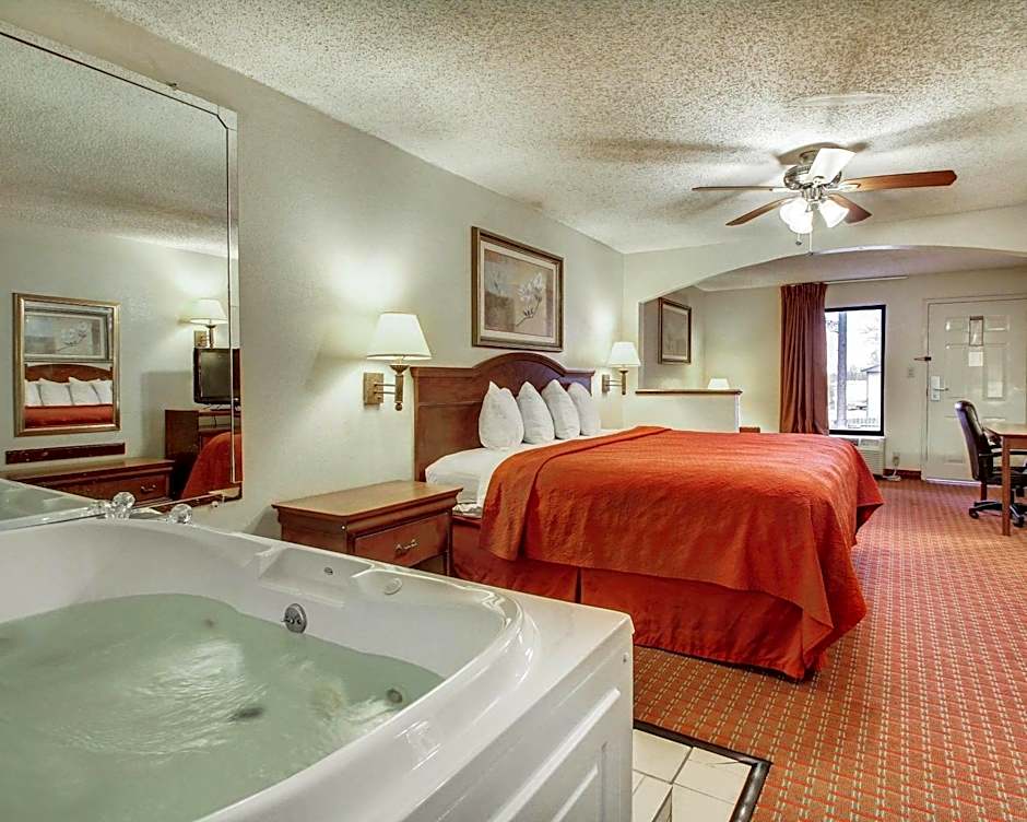 Quality Inn & Suites Clinton - Jackson West