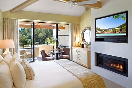 Deluxe King Room with Hillside View