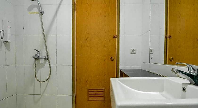 RedDoorz Near Trans Studio Mall 3