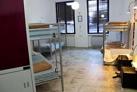 Bed in 12-Bed Mixed Dormitory Room