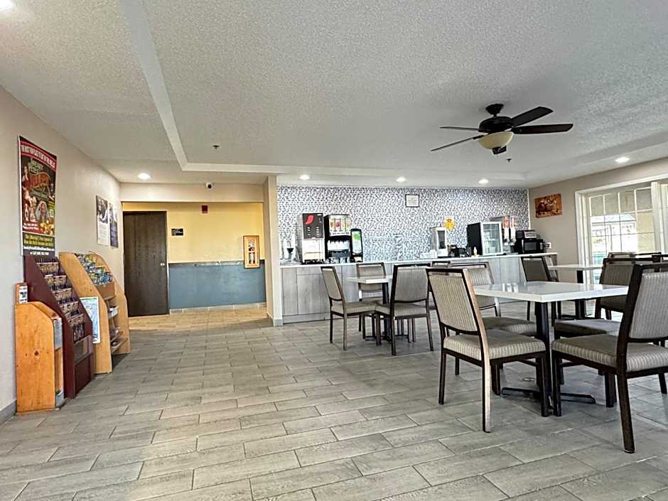 Super 8 by Wyndham Reedsburg