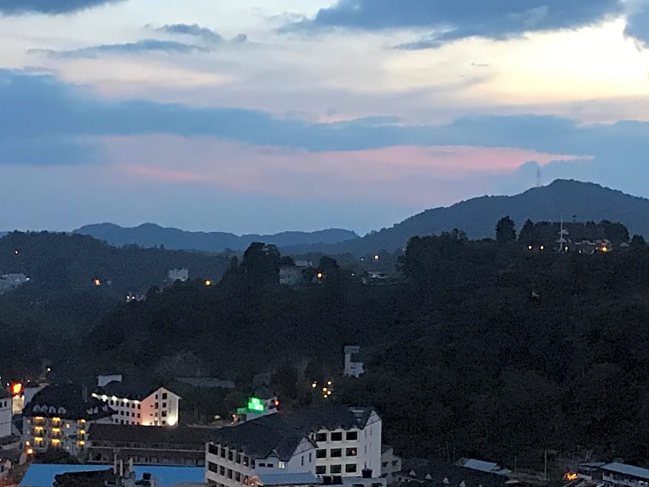 Misty Highlands Apartment @ Crown Imperial Court