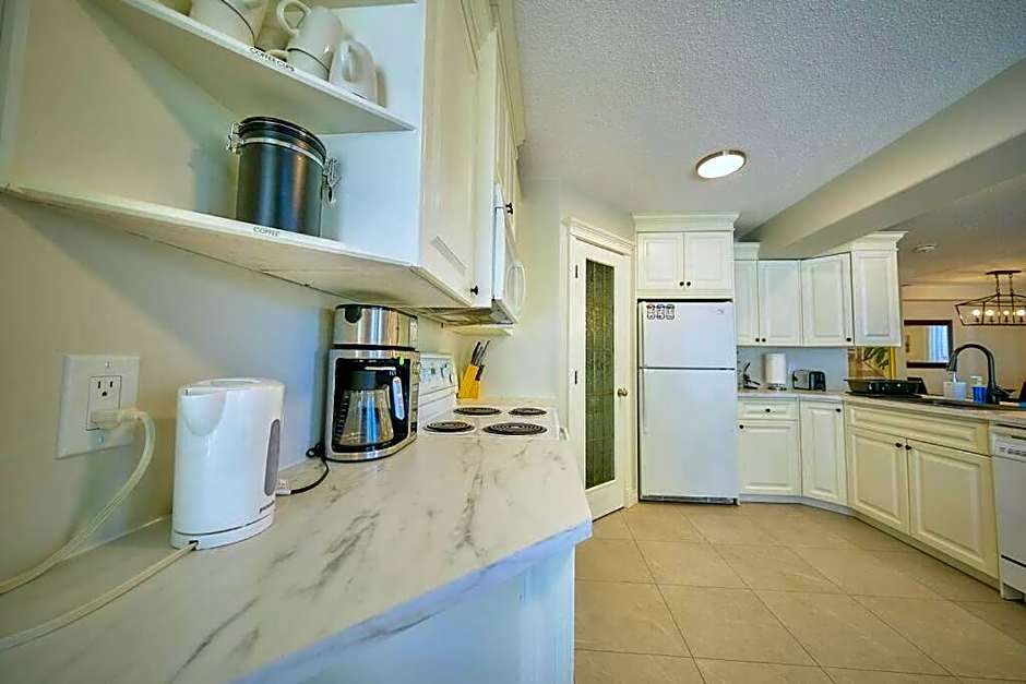 Casa Pura Vida Hot Tub, Pool & Ping Pong Tables w Backyard & BBQ Come stay