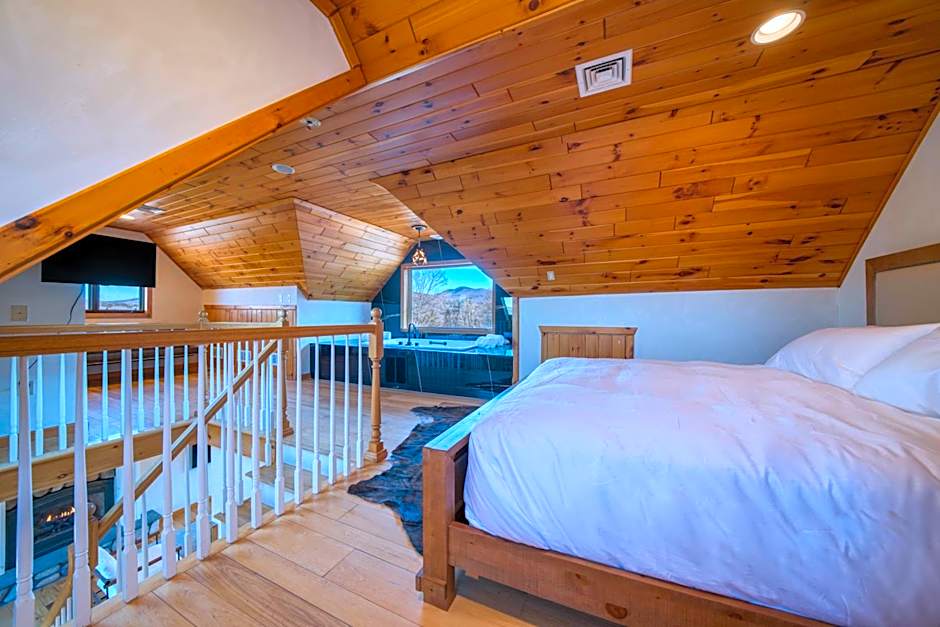 The Haüs Windham - Spacious Suites, Hot Tub, Mountain Views!