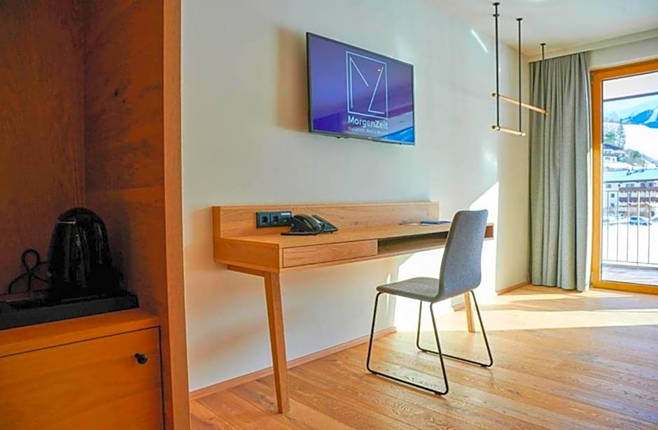 Wellness und Brunch Hotel MorgenZeit beheizter Naturpool mit Sandstrand Genuss Frühstück bis 13 Uhr Hochkönig Sommercard