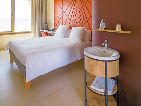 Superior Room with 1 double bed and 1 single bed - Lagoon view
