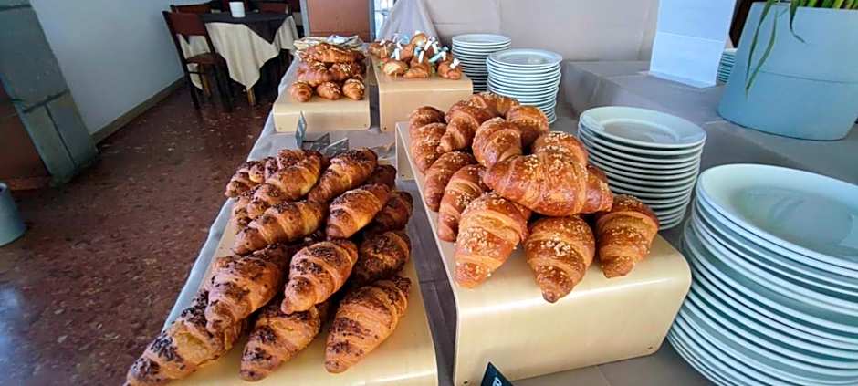 B&B Promenade Hotel Simple con Piscina