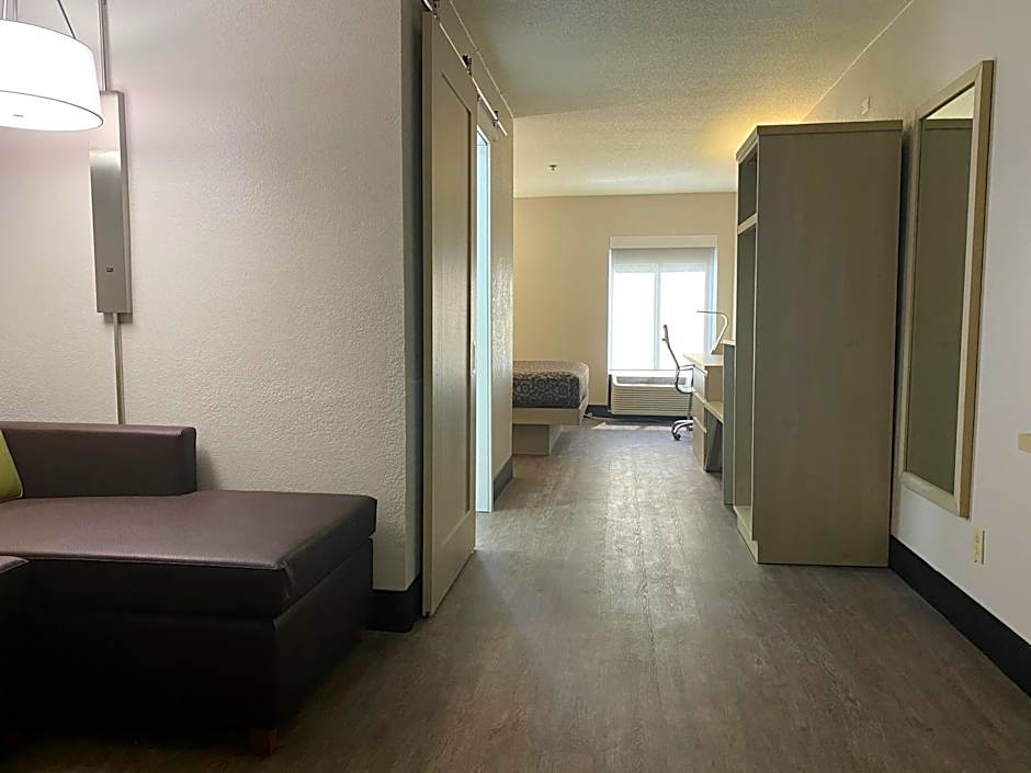 Days Inn & Suites by Wyndham Peachtree Corners/Norcross