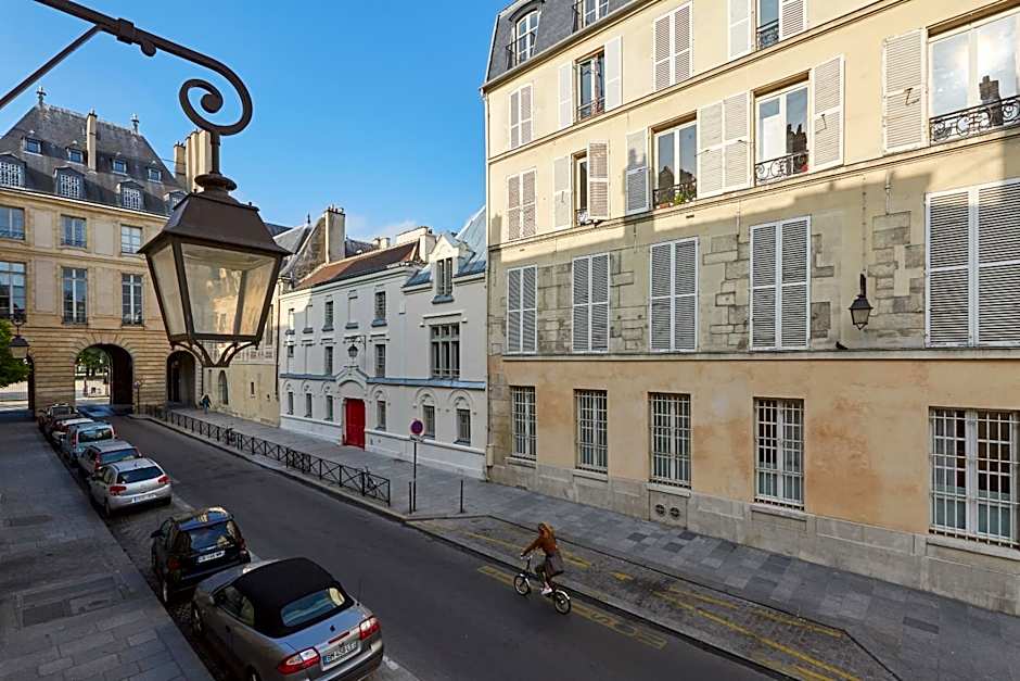 Le Pavillon De La Reine
