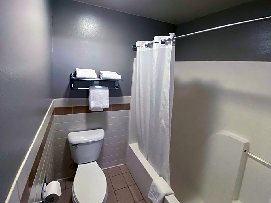 Motel 6 Norway MI