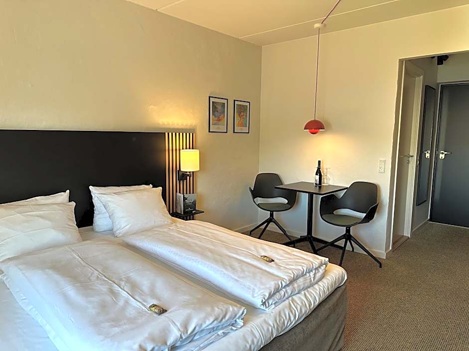 Photo 1 of 5 of Standard 1 King Bed, Nonsmoking