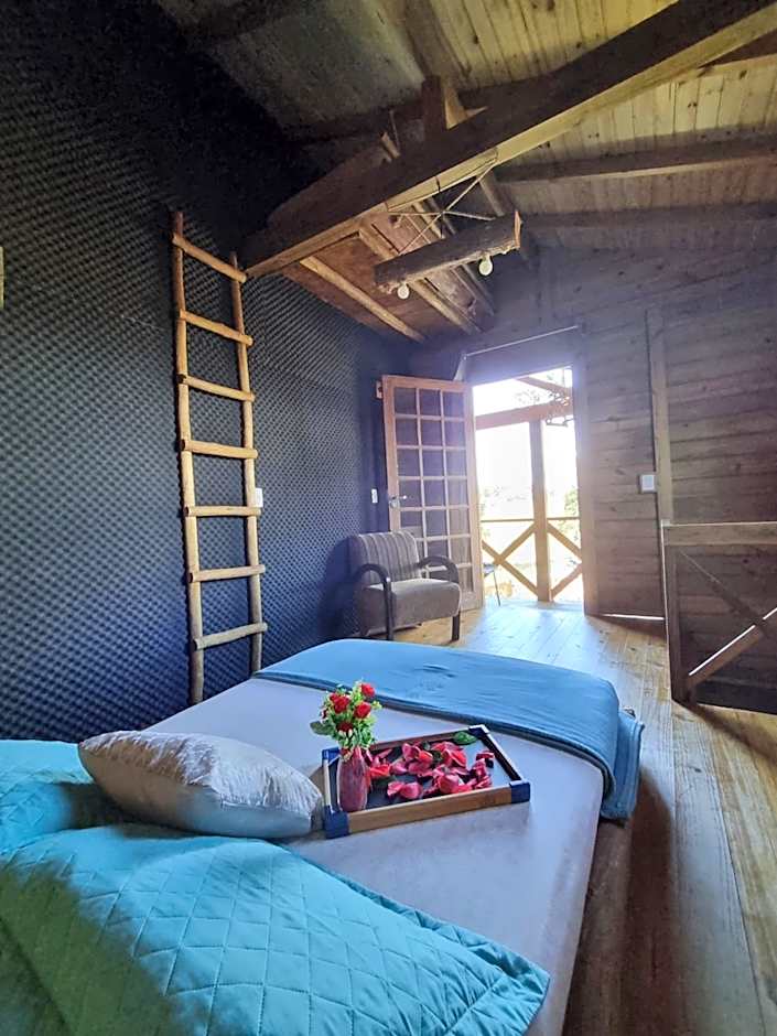 Pousada Rosa Shanti, café da manhã opcional, apenas 4 cabanas, piscina, estacionamento privativo, área de festas com churrasqueira e cervejeira, cantinho da fogueira, localizado junto a natureza