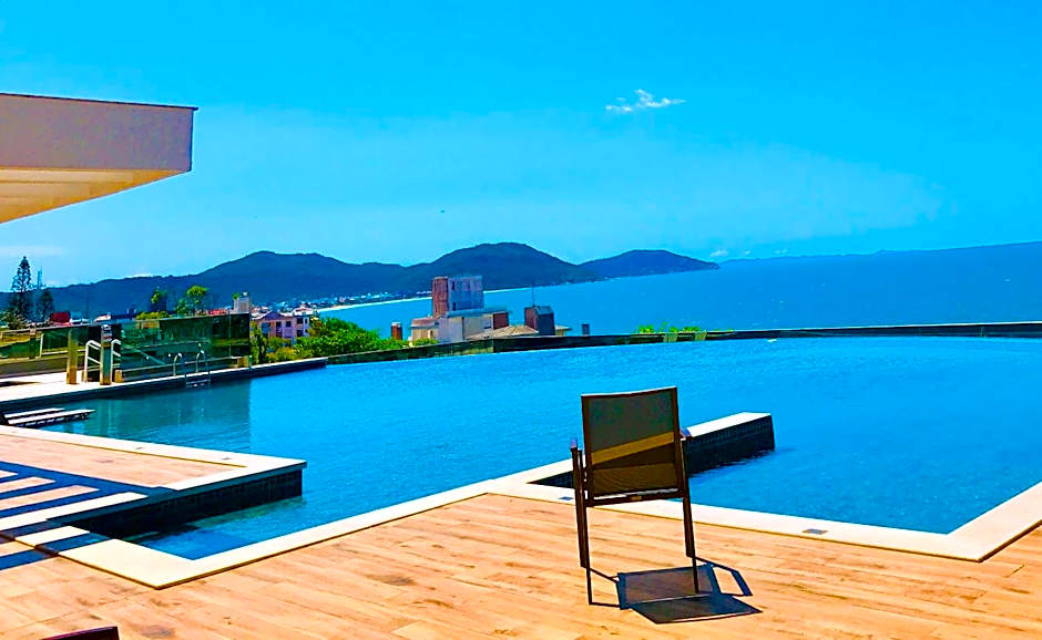 Espaço c/ piscinas e vista panorâmica da Praia