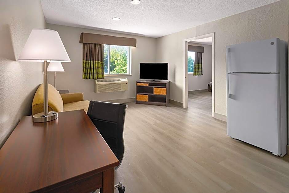 Super 8 by Wyndham Latham/Albany Airport