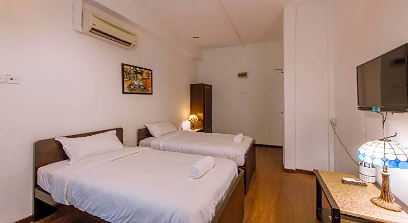 HEEREN BY THE RIVER HOTEL