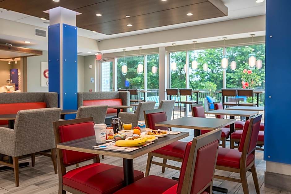 Holiday Inn Express & Suites Greenville S - Piedmont By IHG