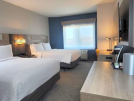 Standard Queen Room with Two Queen Beds and Tub - Mobility/Communications Accessible