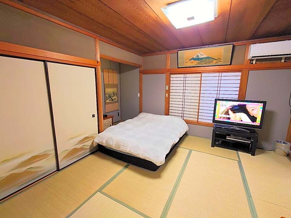 season guest house in nishi shinjuku 100 square meters, 4 bedrooms, 2 living rooms