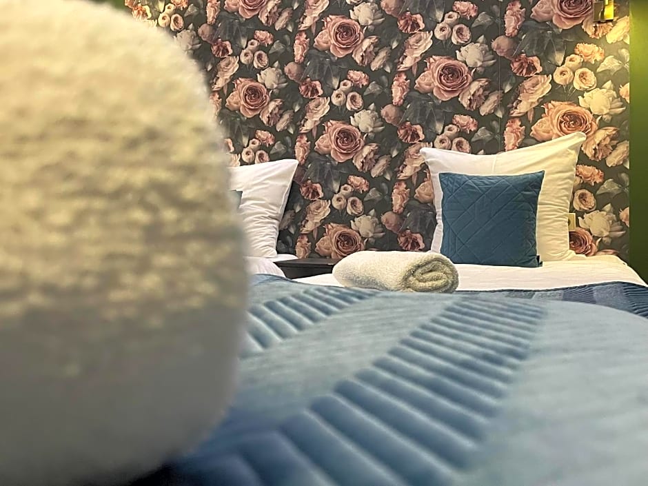 Rynek 14 - Pokoje hotelowe - Cafe&Restaurant - Parking - OrangeTV