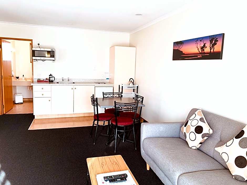 Admiral Court Motel & Apartments