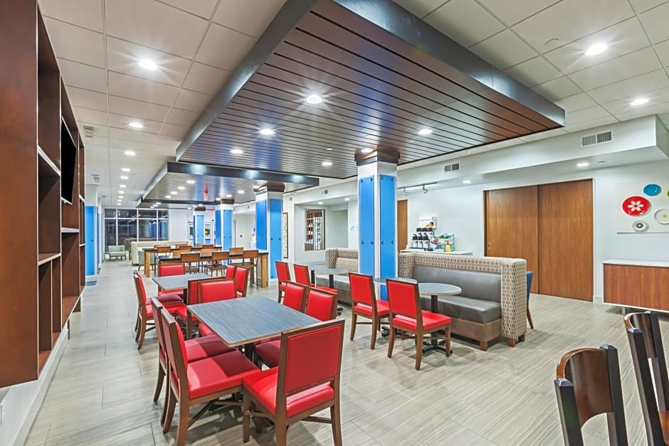 Holiday Inn Express & Suites Coffeyville By IHG