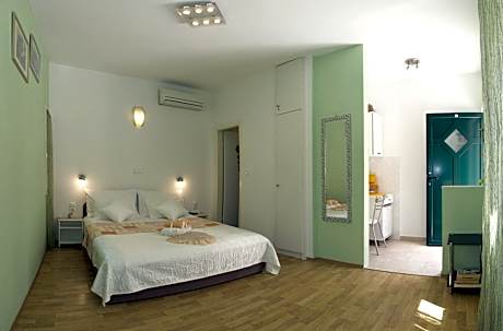 Comfort Double room, shared terrace (1 Queen Bed)