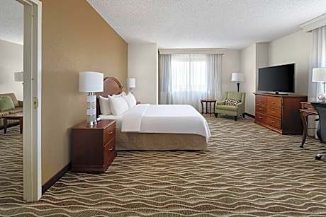 M Club level, 1 Bedroom 2 room Suite, 1 King, Sofa bed