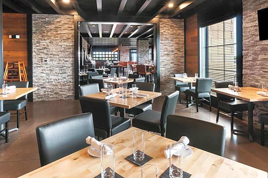 Cobblestone Hotel & Suites Appleton International Airport