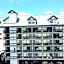 Mountain Vista Inn & Suites - Walking Distance to the Island