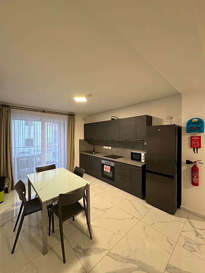 Spacious 2BR Apartment with Terrace - by HostMT