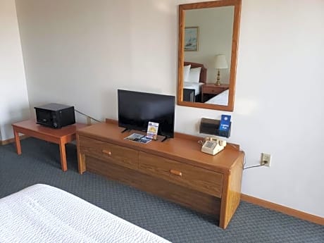 1 Queen Bed Lakefront Non-Smoking