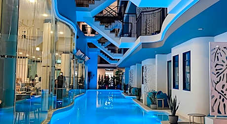 Deluxe Pool View Room