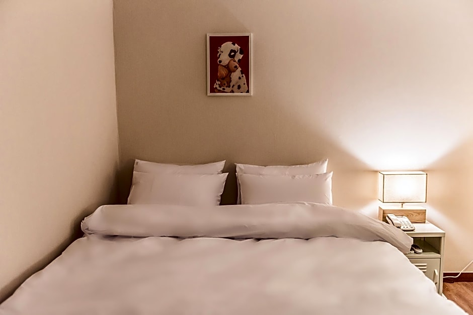 Check Inn Hotel