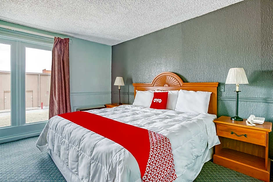 OYO Townhouse Tulsa Woodland Hills