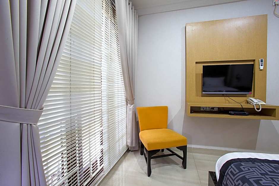 RedDoorz Plus Syariah near Mall Pondok Indah