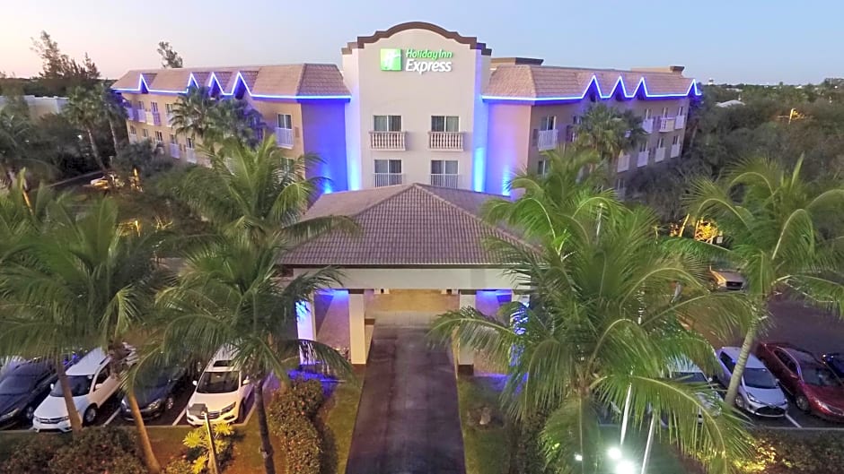 Holiday Inn Express & Suites Naples Downtown - 5th Avenue, an IHG Hotel
