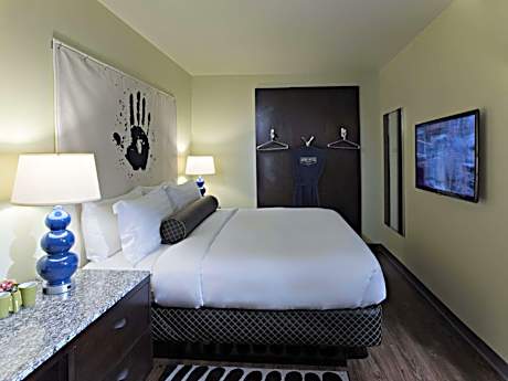 King Room with Work Station - Non-Smoking