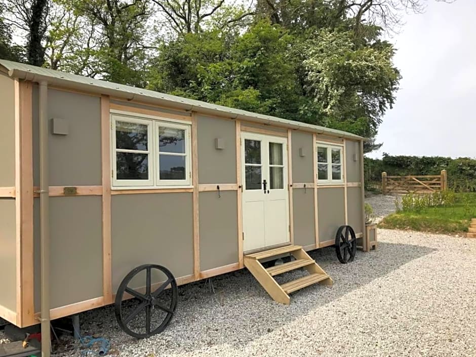 Stunning Shepherds Hut with Superb Views & Fire Pit near a Superb Gastro Pub