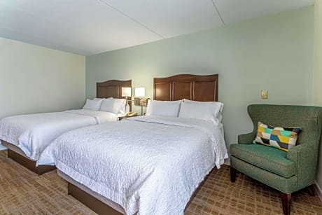 2 QUEEN MOBILITY ACCESS WITH TUB NONSMOKING HDTV/FREE WI-FI/LAPDESK/WORK AREA HOT BREAKFAST INCLUDED