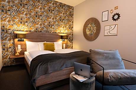 Deluxe Queen Room with Mini-Fridge