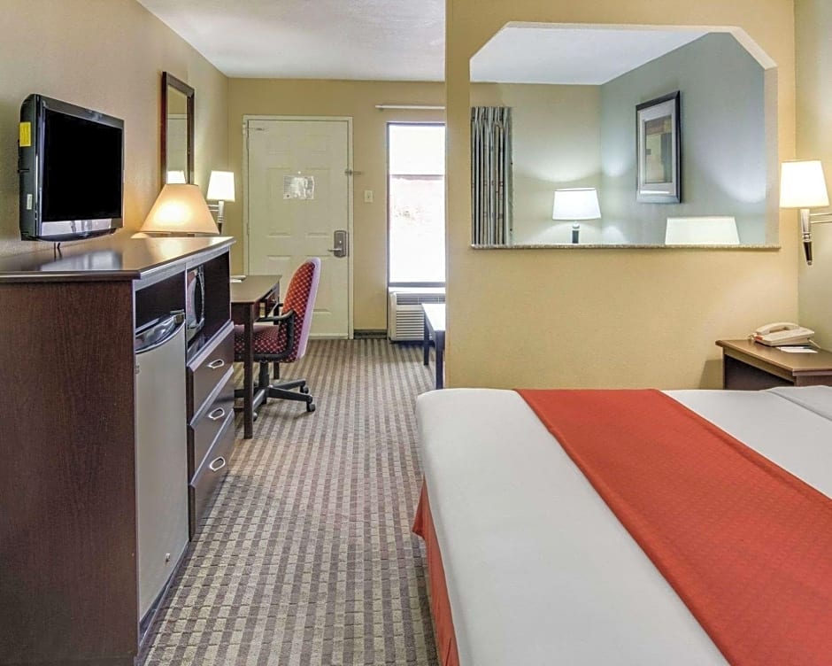 Photo 1 of 4 of 1 King Bed Suite, Smoking