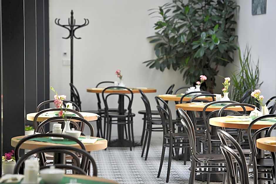 Hotel At the Green Grape