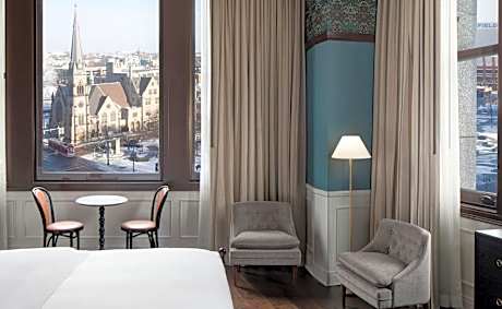 Corner King Room with City View