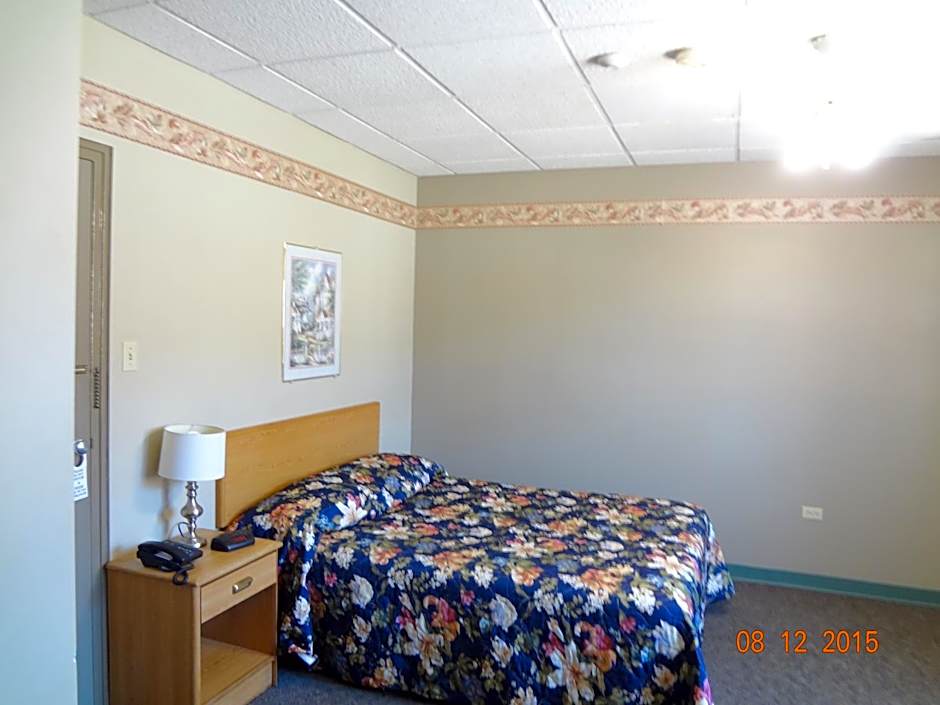 Photo 1 of 9 of 1 Queen Bed