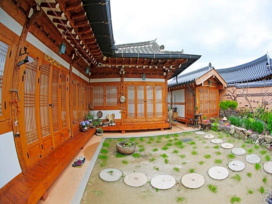 Saekdong Jeogori Hanok Guesthouse Jeonju