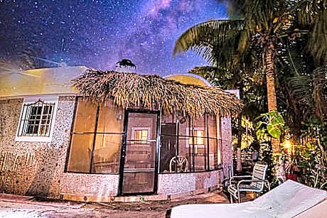 Antigua Lodge, 70 m from sandy beach