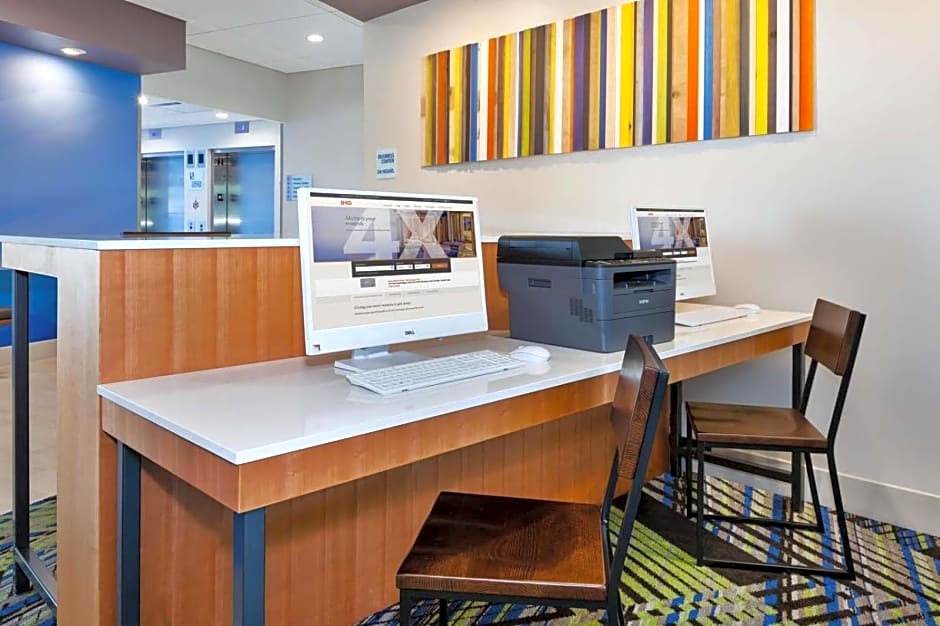 Holiday Inn Express & Suites - Grand Rapids Airport - South by IHG