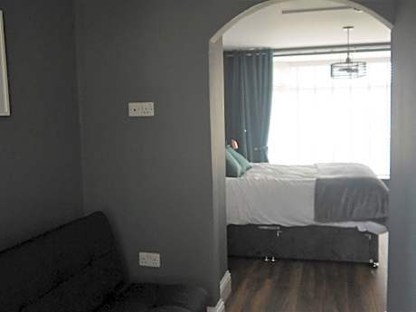 Junior Suite-Deluxe-Ensuite with Shower