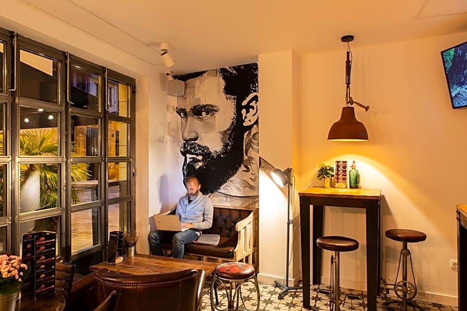 Winederful Hostel & Café